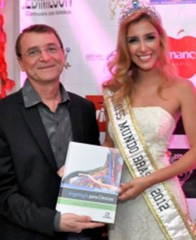 Miss Mundo Brasil recebeu exemplar do Angiologia para Clínicos