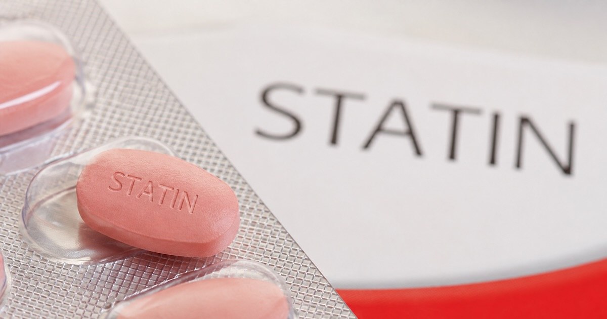 Comprimidos de estatina sobre a cartela, com a palavra STATIN em destaque
