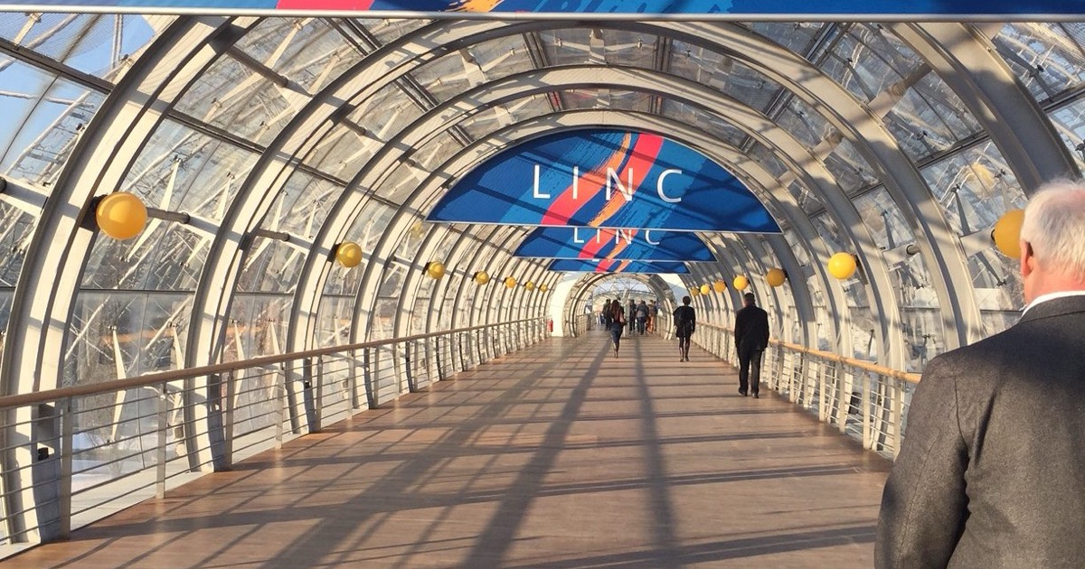 Passarela de vidro do centro de convenções de Leipzig com o letreiro do congresso LINC